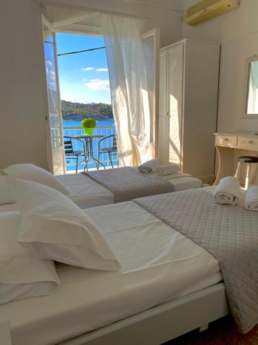 2 twin beds