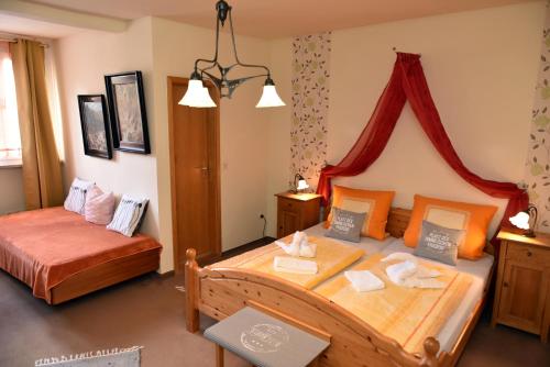 1 queen bed, 1 twin bed
