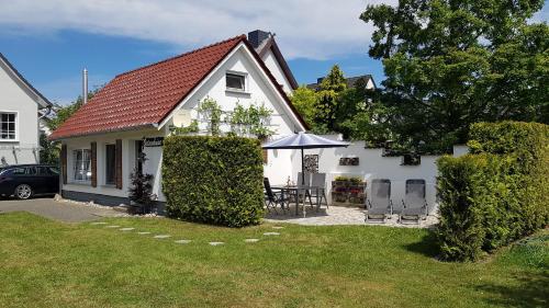 Ferienhaus Ostseebrise Usedom im Grünen familienfreundlich ruhig Parkplatz Terrasse Kamin in Ostseebad Karlshagen, Deutschland