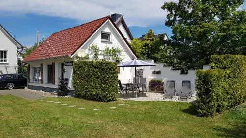 Ferienhaus Ostseebrise Usedom im Grünen familienfreundlich ruhig Parkplatz Terrasse Kamin in Ostseebad Karlshagen, Deutschland