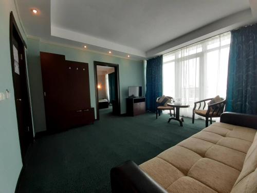 Family Room image 5