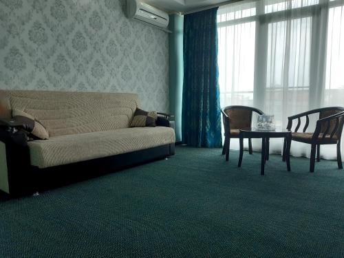 Family Room image 2