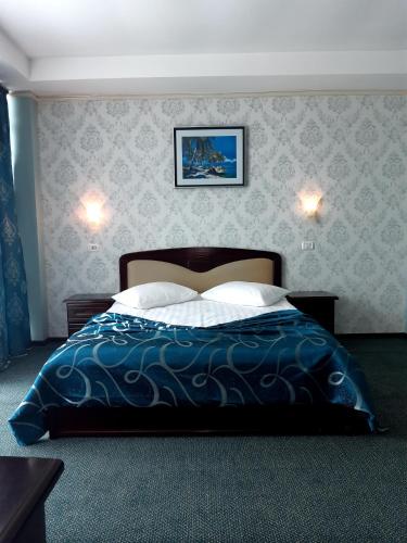 Family Room image 3
