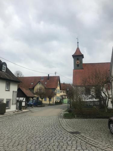 Ferieninrosengarten 1 Zi Appartement 190 cm Deckenhöhe ODER große 4 Zi DG WHG