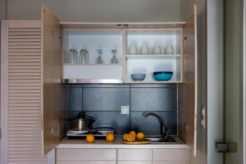 Kitchen, Blue Horizon in Pelekanos