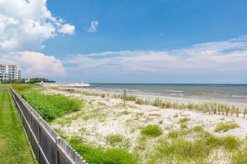 Beachfront Condo - Gulf-View Balcony - 2 Pools condo - image 3