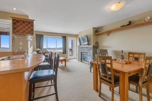 Mountain view with private hot tub - Apartment - Big White
