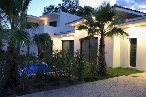 Villa MERYA piscine & plage near La Taverne du Troll a Agde