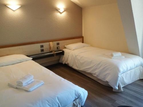 2 twin beds