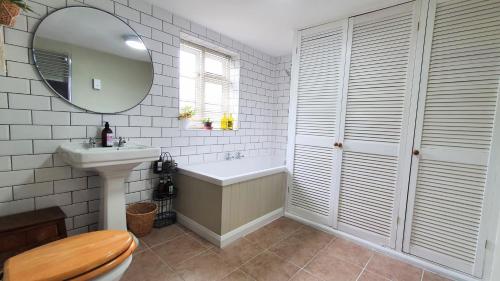 Fürdőszoba, Glenfield Cottage - Secluded Luxury deep in the Oxfordshire Countryside in North Leigh