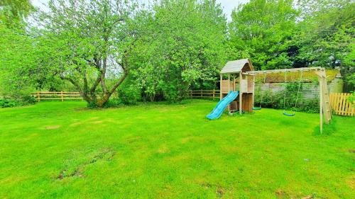 Játszótér, Glenfield Cottage - Secluded Luxury deep in the Oxfordshire Countryside in North Leigh