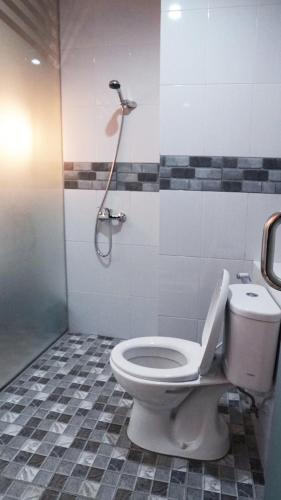 Bathroom, Hostel 18 Pasangan Butuh Surat Nikah near LEN Industri