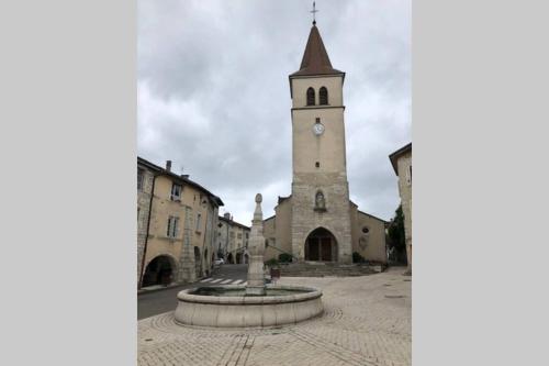 Maison historique au centre ville gîte à louer Dortan