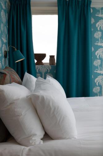 2 twin beds