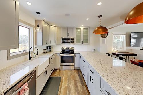 Elegant Mountain Retreat - Hot Tub 3 Workspaces Duplex - main image