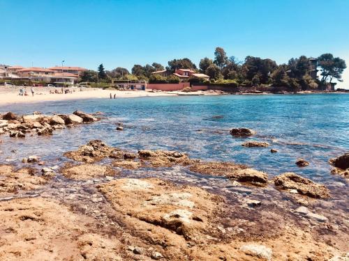 BOULOURIS, Grand Studio 2 a 4 personnes a 100 m a pied des plages