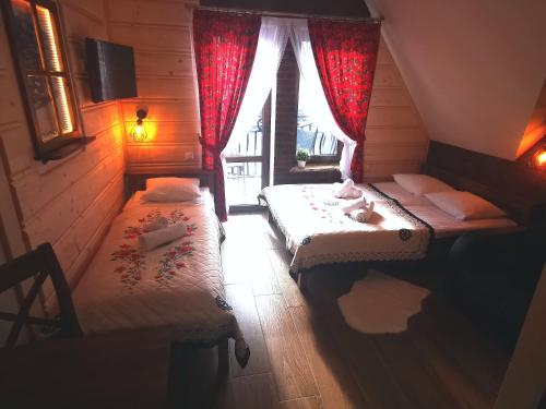1 double bed, 1 twin bed