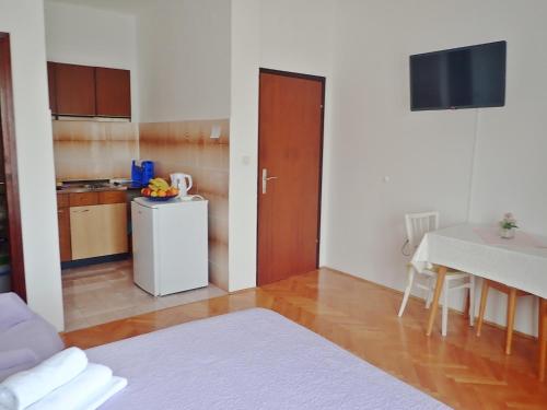 Studio apartments Kiwi-near Paklenica NP - Apartment - Starigrad-Paklenica