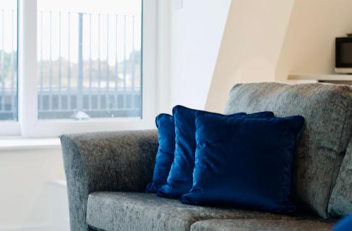 Luxurious 2 Bed apartment - estuary views, close to the beach & docks.