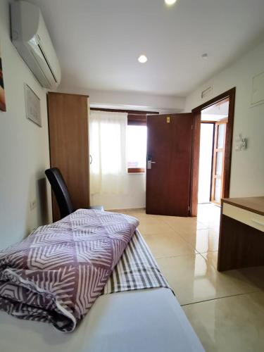 Single Room image 2