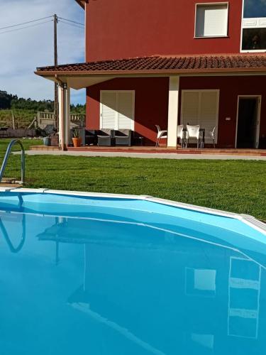  Apartamento en bloque vivienda con piscina y barbacoa a 15 min de la playa in Meis