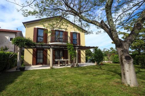 One-Bedroom Apartment with Garden View
