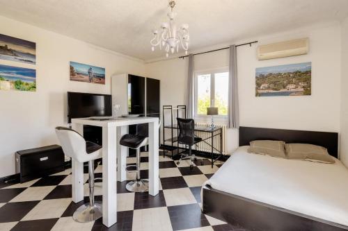 Studio Antibes - 5min des plages - Parking gratuit - Climatisation in Les Breguieres