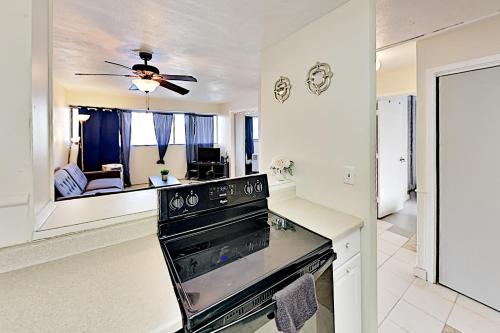 Royal Aloha - Walk to Beach - Pool & Grilling Area Hotel Room - image 7
