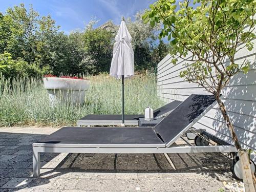 Modern Architectural House 5 min from Beach with great private garden
