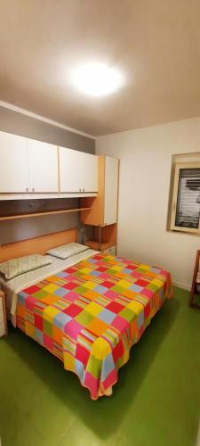 1 queen bed, 1 sofa bed