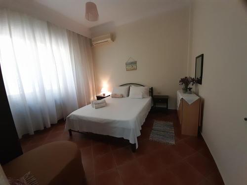  Groundy in Néa Péramos