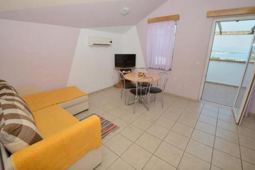 Apartment in Malinska with sea view, balcony, air conditioning, Wi-Fi (4696-4)