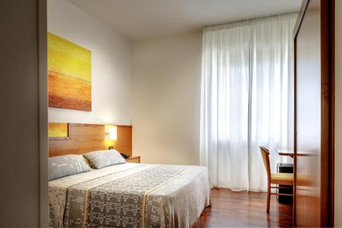 1 queen bed, 1 twin bed