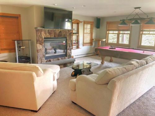 P5 Ski-in Ski-out rare find!! Presidential View single family with garage pool table ping pong - image 6