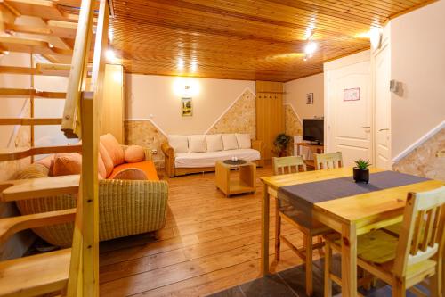 Central Panzio Gyula in โอวารอส