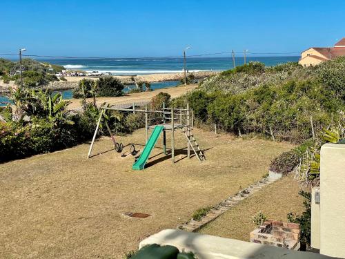 Parque infantil, 39 Settler Sands Beachfront Accommodation Sea and River View in Puero Alfred
