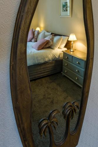 Premier King Room image 9