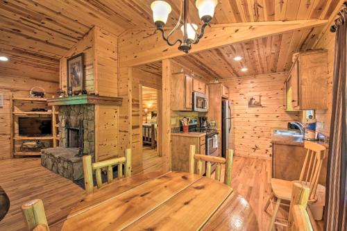 The Bear Paw at the Sautee Mountain Retreat in Clarkesville, USA