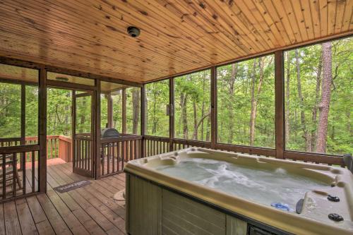 The HoneyBee Cabin with Private Porch and Hot Tub in Clarkesville, USA
