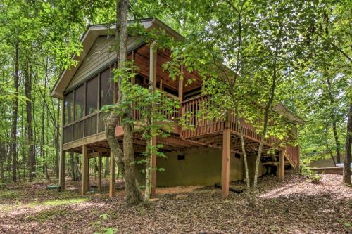 The HoneyBee Cabin with Private Porch and Hot Tub in Clarkesville, USA