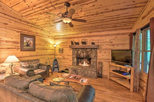 The HoneyBee Cabin with Private Porch and Hot Tub in Clarkesville, USA