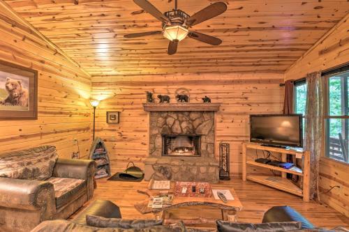 The HoneyBee Cabin with Private Porch and Hot Tub in Clarkesville, USA