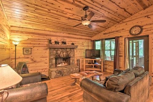 The HoneyBee Cabin with Private Porch and Hot Tub in Clarkesville, USA