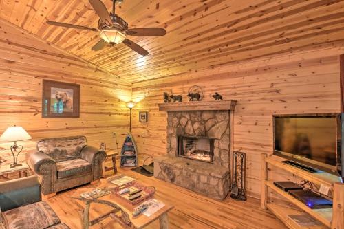 The HoneyBee Cabin with Private Porch and Hot Tub in Clarkesville, USA