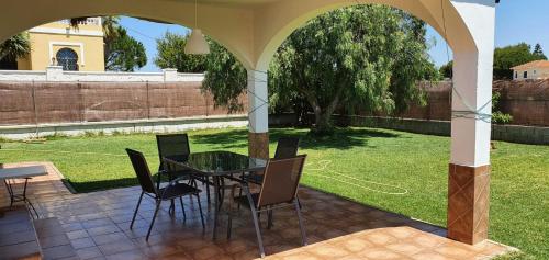  Casa con jardín privado cerca de la playa, para descansar y relajarse in Chipiona