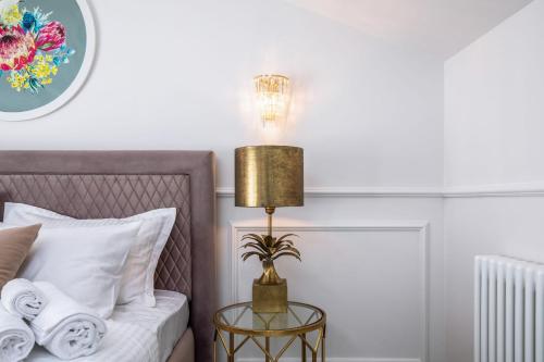 HOLT Old Town One Bedroom Apartments - Tap to explore photos