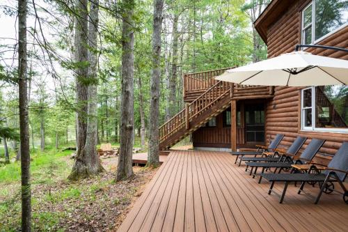 Luxe Riverfront Lodge by Torch Lake with Kayaks