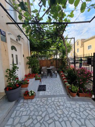 Hibiscus Guest House - image 2