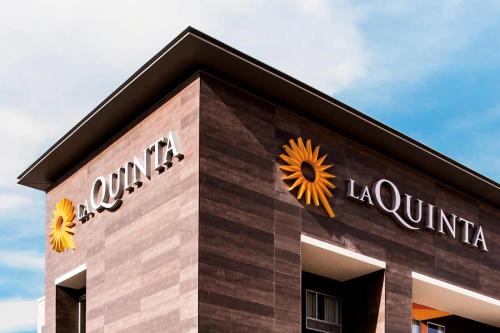 La Quinta Inn & Suites by Wyndham San Antonio Seaworld LAFB