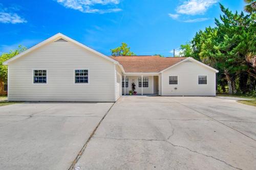 Coral Reef Ct N Suite B - image 5